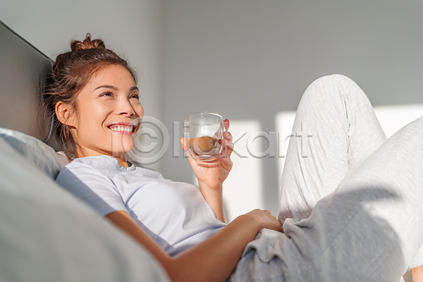 여유 휴식 성인 성인여자한명만 여자 한명 JPG 포토 해외이미지 눕기 들기 라이프스타일 미소(표정) 상반신 올려보기 일상 잔 침대 커피 햇빛