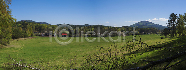 신선 침묵 사람없음 JPG 포토 해외이미지 가로 가문비나무 공화국 나무 낙엽 마을 맑음 목재 밭 백그라운드 봄 빛 산 숲 시골 시골집 야외 언덕 자연 자작나무 전통 주택 체코 초록색 파노라마 파란색 하늘 해외포토