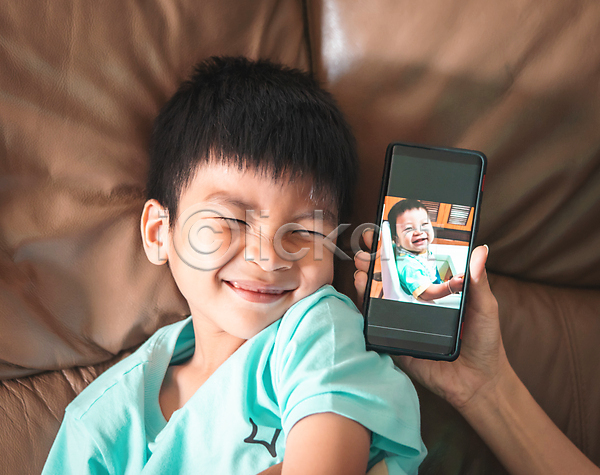 행복 남자 동양인 사람 소년 아기 한명 JPG 포토 해외이미지 걸음마 그림 디지털 셀프 아들 아침 알약 잡기 주택 핸드폰