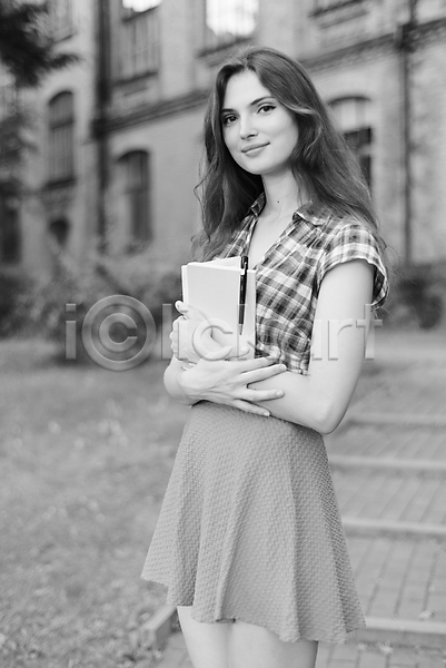 청춘(젊음) 10대 백인 사람 여자 한명 JPG 포토 해외이미지 검은색 공책 교육 대학교 드레스 라이프스타일 뷰티 빨간색 셔츠 스타일 스터디 우아 우크라이나 유행 응시 잡기 책 체크무늬 치마 학교 학생 흰색
