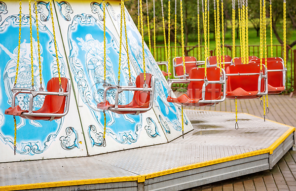 행복 휴식 사람없음 JPG 포토 해외이미지 놀이공원 놀이기구 맑음 빨간색 야외 주간 주말 회전의자