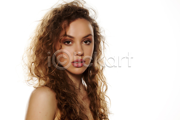 백인 사람 여자 한명 JPG 포토 해외이미지 건강 고립 눈(신체부위) 머리 모델 뷰티 심각 얼굴 응시 피부 피부관리 흰배경