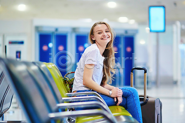 백인 서양인 성인 성인여자한명만 여자 한명 JPG 포토 해외이미지 공항 기다림 배낭 앉기 여행 여행가방 여행객 학생 휴가