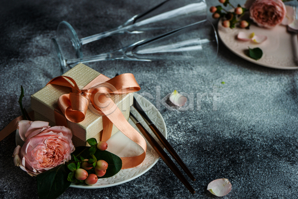 사람없음 JPG 포토 해외이미지 꽃봉오리 꽃잎 나이프 샴페인잔 선물상자 잎 장미 접시 포크 회색배경