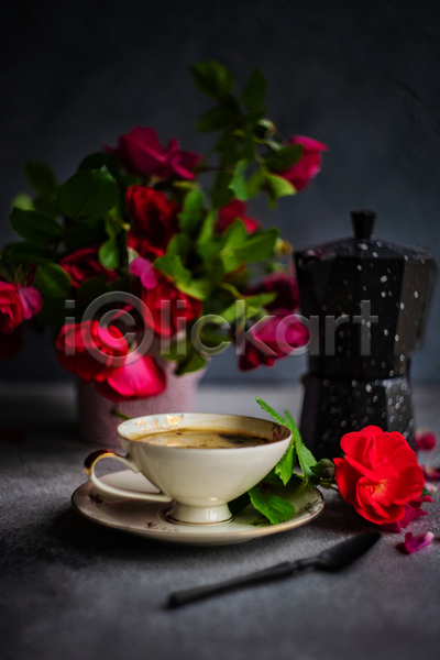 사람없음 JPG 포토 해외이미지 검은배경 꽃병 꽃잎 모카포트 장미 커피 커피잔 컵받침 티스푼