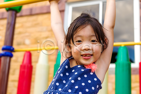 행복 동양인 어린이 여자 한명 JPG 포토 해외이미지 놀이 놀이터 미소(표정) 야외 장비