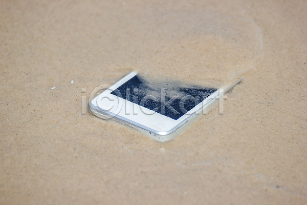 스마트 사람없음 JPG 포토 해외이미지 디지털 모래 모바일 물 바다 세포 수중 자연 장비 전화기 컨셉 파도 핸드폰 휴가 흰색