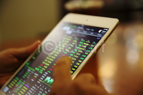분석 투자 신체부위 JPG 소프트포커스 아웃포커스 포토 해외이미지 그래프 들기 손 스마트폰 주식 탁자 태블릿
