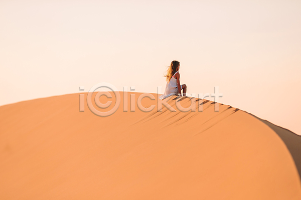 휴식 소녀(어린이) 소녀한명만 어린이 여자 한명 JPG 포토 해외이미지 모래언덕 사막 앉기 야외 원피스 전신 주간 풍경(경치)