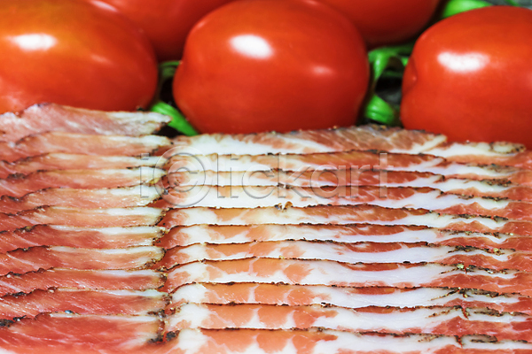 신선 사람없음 JPG 포토 해외이미지 돼지고기 디자인 백그라운드 베이컨 성분 스타일 슬라이스 식사 요리 육류 음식 저녁식사 전통 조각 채소 토마토 훈제