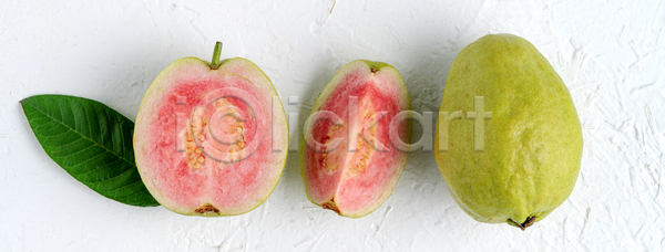 사람없음 JPG 포토 해외이미지 과일 과일조각 구아바 단면 슬라이스 실내 흰배경