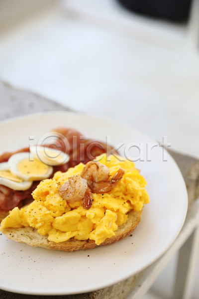 사람없음 JPG 아웃포커스 포토 해외이미지 빵 삶은계란 스크램블에그 실내 아침식사 접시