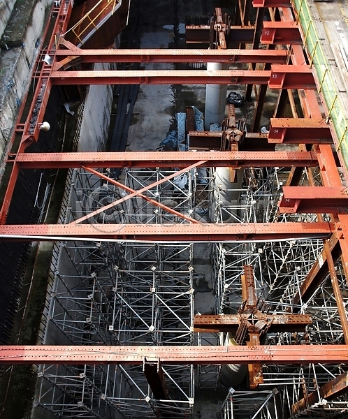 사람없음 JPG 포토 해외이미지 건축양식 기둥 깊이 땅 발판 벽 부식 시멘트 전철 지하 철 철강