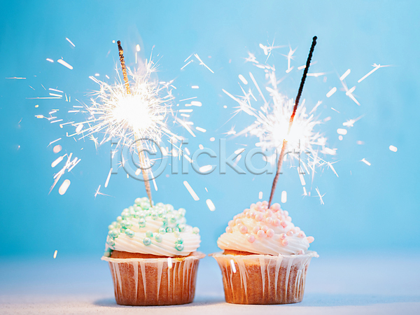 사람없음 JPG 포토 해외이미지 백그라운드 불꽃(불) 생일축하 장식 컵케이크 파란색 폭죽