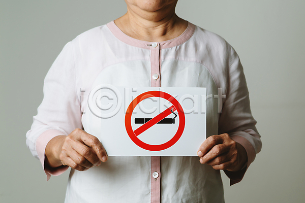성인 성인여자한명만 여자 한명 JPG 앞모습 포토 해외이미지 금연 금연데이 금연표지판 들기 보여주기 상반신 스튜디오촬영 팻말 흡연금지