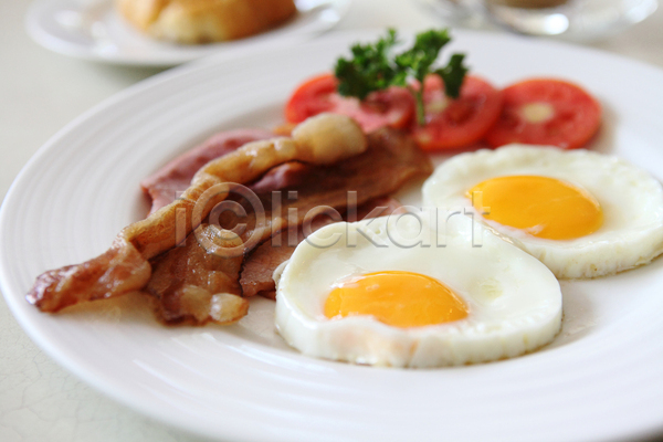 사람없음 JPG 아웃포커스 포토 해외이미지 계란프라이 베이컨 실내 아침식사 접시 토마토 흰배경