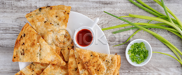 신선 동양인 사람없음 JPG 옆모습 포토 해외이미지 고추 대만 레이아웃 맛 머리위 먹기 메뉴 목재 백그라운드 서빙 식당 식사 아침식사 양파 요리 위치 음식 입가심 자르기 전통 접시 정상 조각 중국 지역 초록색 탁자 튀김 파 팬케이크 플랫 해외포토