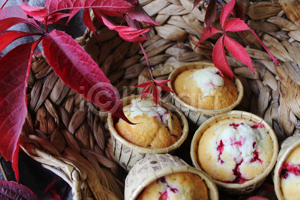 사람없음 JPG 포토 해외이미지 볏짚 빨간색 스튜디오촬영 오브젝트 잎 천(직물) 컵케이크