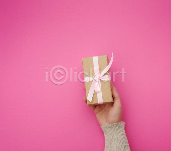 축하 신체부위 JPG 포토 해외이미지 분홍색 상자 선물 선물상자 손 오브젝트 잡기 포장