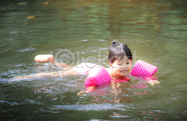 기쁨 떨어짐 행복 동양인 사람 아기 어린이 한명 JPG 포토 해외이미지 가족 건강 고무 놀이 라이프스타일 물 미소(표정) 반지 백그라운드 수영 야외 얼굴 여름(계절) 여행 자연 젖음 태양 휴가