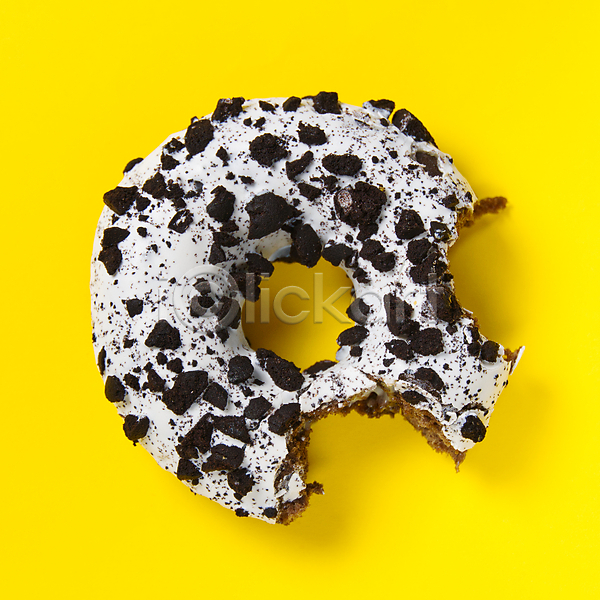 사람없음 JPG 포토 해외이미지 노란색 도넛 디저트 실내 이빨자국 쿠키앤크림 한개