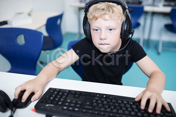10대 남자 사람 서양인 소년한명만 어린이 외국인 한명 JPG 앞모습 포토 교육 마우스 상반신 수업 스쿨라이프 실내 앉기 응시 체코 컴퓨터 컴퓨터교육 컴퓨터실 학교 헤드셋