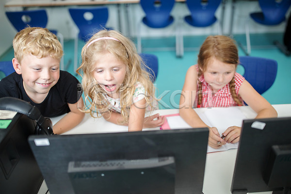 집중 10대 남자 사람 서양인 세명 어린이 어린이만 여자 외국인 JPG 앞모습 포토 하이앵글 교육 미소(표정) 상반신 수업 스쿨라이프 실내 앉기 응시 체코 컴퓨터 컴퓨터교육 컴퓨터실 학교