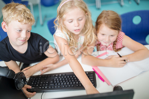 집중 10대 남자 사람 서양인 세명 어린이 어린이만 여자 외국인 JPG 앞모습 포토 하이앵글 가리킴 교육 미소(표정) 상반신 수업 스쿨라이프 실내 앉기 응시 체코 컴퓨터 컴퓨터교육 컴퓨터실 학교