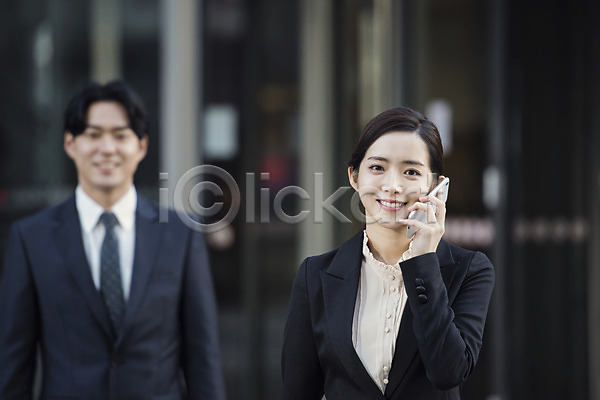 20대 남자 두명 사람 성인 성인만 여자 한국인 JPG 앞모습 포토 미소(표정) 비즈니스 비즈니스맨 비즈니스우먼 상반신 스마트폰 야외 응시 일상 정장 주간 직장 직장인 출근 통화 퇴근 판교 회사