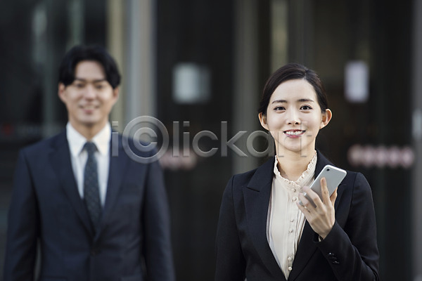 20대 남자 두명 사람 성인 성인만 여자 한국인 JPG 앞모습 포토 대화 들기 미소(표정) 비즈니스 비즈니스맨 비즈니스우먼 상반신 스마트폰 야외 응시 정장 주간 직장 직장인 출근 퇴근 판교 회사