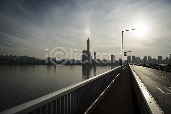 사람없음 JPG 포토 강가 구름(자연) 도로 도시 도시풍경 빌딩 서울 야외 원효대교 주간 하늘 한강 한국 햇빛