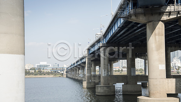 사람없음 JPG 로우앵글 포토 강가 기둥 다리밑 도시 도시풍경 서울 야외 영동대교 주간 하늘 한강 한국