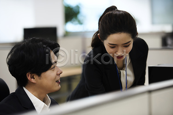 20대 남자 두명 사람 성인 성인만 여자 한국인 JPG 앞모습 옆모습 포토 국내포토 대화 동료 미소(표정) 비즈니스 비즈니스라이프 비즈니스맨 비즈니스우먼 사무실 상반신 서기 실내 앉기 응시 일상 정장 직장 직장인 친구 회사 회의