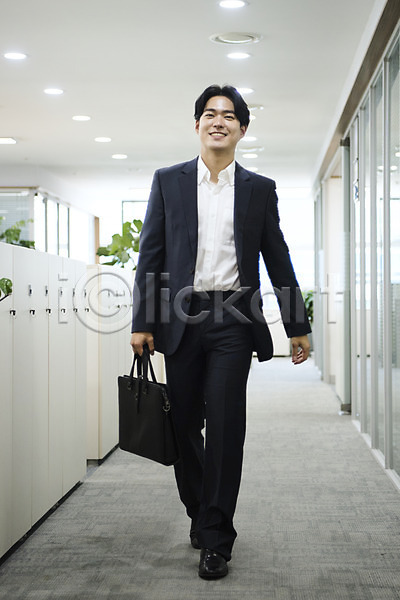즐거움 활발 20대 남자 사람 성인 성인남자한명만 한국인 한명 JPG 앞모습 포토 걷기 들기 미소(표정) 복도 비즈니스 비즈니스라이프 비즈니스맨 사무실 서류가방 실내 일상 전신 정장 직장 직장인 출근 퇴근 회사