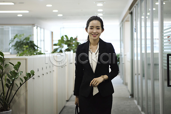 여유 20대 사람 성인 성인여자한명만 여자 한국인 한명 JPG 앞모습 포토 가방 긍정적 들기 미소(표정) 비즈니스 비즈니스라이프 비즈니스우먼 사무실 상반신 서기 실내 응시 일상 정장 직장인 출근 퇴근 회사