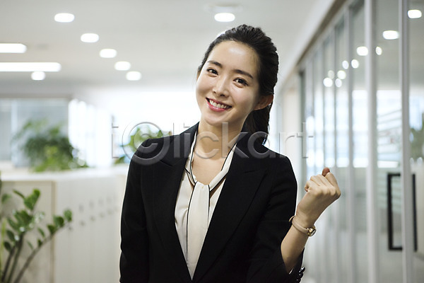 20대 사람 성인 성인여자한명만 여자 한국인 한명 JPG 앞모습 포토 미소(표정) 비즈니스 비즈니스라이프 비즈니스우먼 사무실 상반신 손목시계 실내 응시 일상 정장 주먹 직장인 파이팅 회사