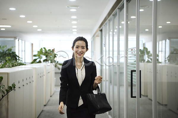 20대 사람 성인 성인여자한명만 여자 한국인 한명 JPG 앞모습 포토 가방 들기 미소(표정) 비즈니스 비즈니스라이프 비즈니스우먼 사무실 상반신 실내 응시 일상 정장 직장인 출근 퇴근 회사