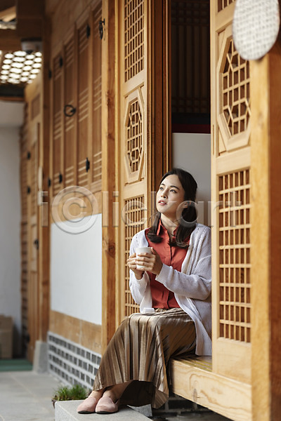 여유 체험 행복 휴식 30대 사람 성인 성인여자한명만 여자 한국인 한명 JPG 앞모습 포토 가을(계절) 가족 게스트하우스 들기 마루(인테리어) 문화 숙소 앉기 야외 엄마 여행 응시 전라북도 전신 전주 전통 주간 커피 한국 한옥 한옥마을