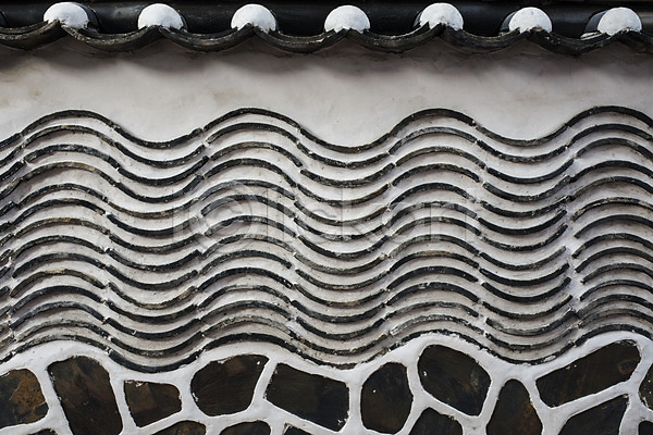 사람없음 JPG 근접촬영 포토 검은색 기와 기와지붕 담장 돌벽 물결무늬 백그라운드 벽돌 삼청동 야외 주간 한국건축 한국전통 한옥