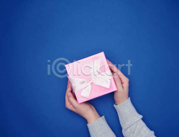 축하 신체부위 JPG 포토 해외이미지 리본 상자 선물 선물상자 손 오브젝트 잡기