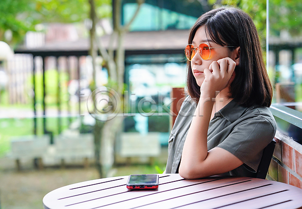 신선 휴식 동양인 사람 여자 한명 JPG 포토 해외이미지 1 건강 내추럴 백그라운드 스마트폰 야외 온라인 자연 전화기 정원 초록색 카페 카피스페이스 핸드폰