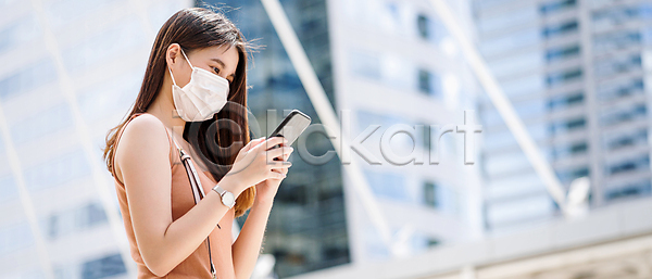 10대 동양인 십대여자한명만 여자 청소년 한명 JPG 포토 해외이미지 들기 마스크 상반신 스마트폰 야외 여행 주간 한국 해외포토