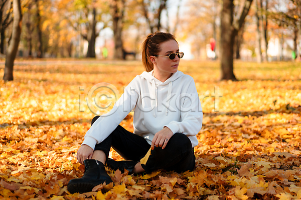 따뜻함 신선 행복 백인 사람 여자 한명 JPG 포토 해외이미지 1 건강 계절 공원 긍정 내추럴 라이프스타일 미소(표정) 뷰티 선글라스 스웨터 야외 얼굴 오렌지 옷 유행 잎 자연 포즈 흰색