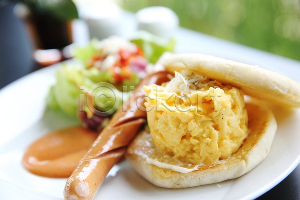 사람없음 JPG 아웃포커스 포토 해외이미지 빵 샐러드 소스(음식) 소시지 스크램블 스크램블에그 실내 아침식사 접시