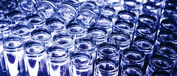 상쾌 선택 준비 축하 사람없음 성인 JPG 포토 해외이미지 건너기 곡선 그룹 닫기 많음 바 반대 반사 백그라운드 빛 서비스 서빙 세로 식당 옷걸이 와인 유리 유리그릇 음료 저녁 질서 추상 취급주의 카페 컵 크리스탈 탁자 투명 파티 해외포토 효과