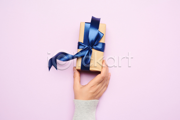 축하 신체부위 JPG 포토 해외이미지 리본 상자 선물 선물상자 손 오브젝트 잡기 포장