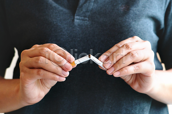 성인 성인여자한명만 여자 한명 JPG 앞모습 포토 해외이미지 금연 금연데이 끊어짐 담배꽁초 들기 상반신 자르기