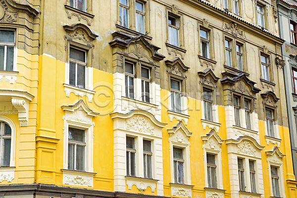 사람없음 JPG 포토 해외이미지 건물 건축양식 노란색 도시 독일 디자인 바위 발코니 벽 벽돌 썩음 아파트 야외 역사 옛날 외관 유럽 재산 주택 진짜 창문 타운 프라하
