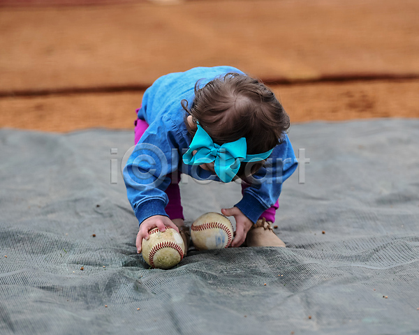 추위 사람없음 소녀(어린이) 아기 어린이 JPG 포토 해외이미지 걷기 걸음마 게임 공 놀이 달리기 박쥐 스포츠 야구 작음 탐험