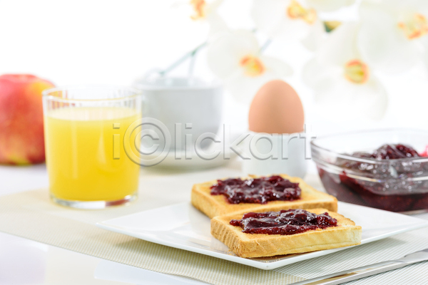사람없음 JPG 포토 해외이미지 계란 계란꽂이 과일잼 난초꽃 산딸기 실내 아침식사 오렌지주스 잔 접시 커피잔 토스트 흰배경
